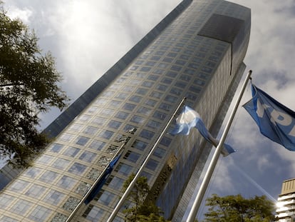 La sede central de la petrolera argentina YPF, en Buenos Aires.