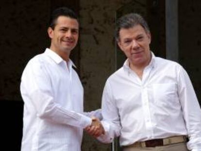 El presidente de Colombia, Juan Manuel Santos (d), saluda a su homólogo de México, Enrique Peña Nieto, a su llegada a la explanada de San Francisco en el Centro de Convenciones donde se realiza la VIII Cumbre de la Alianza Pacífico en Cartagena de Indias (Colombia).