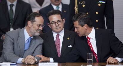 El dirigente del PAN, Gustavo Madero (i) con el presidente Peña Nieto (d), en una imagen de archivo