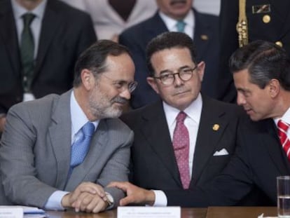 El aspirante a dirigir el PAN, Gustavo Madero (i) con el presidente Peña Nieto (d), en una imagen de archivo.