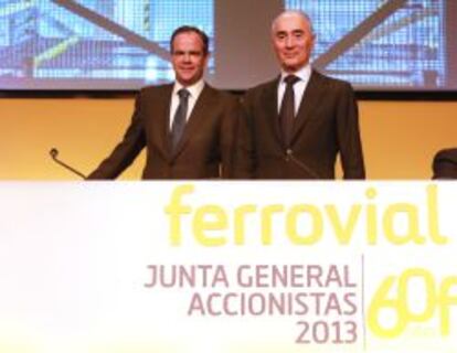 I&ntilde;igo Meiras y Rafael del Pino durante la junta general de accionistas de  Ferrovial, en abril de 2013.