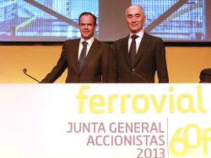 I&ntilde;igo Meiras y Rafael del Pino durante la junta general de accionistas de  Ferrovial, en abril de 2013.