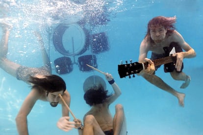 Una de las fotos promocionales de 'Nevermind', de 1991, en el que se puede ver a los miembros de Nirvana, Dave Grohl, Krist Novoselic y Kurt Cobain, imitando la icónica portada del disco