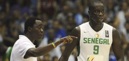 El t&eacute;cnico senegal&eacute;s da instrucciones a Ndoye.