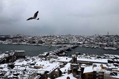 En la imagen, una vista panorámica de Estambul (Turquía) cubierta de nieve.