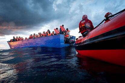 El Aita Mari rescata en el Mediterráneo, a su paso por Lampedusa, a 105 personas, entre ellas dos menores.