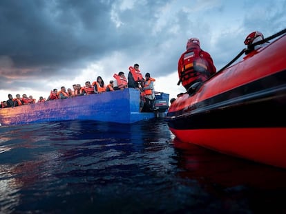 El Aita Mari rescata en el Mediterráneo, a su paso por Lampedusa, a 105 personas, entre ellas dos menores.