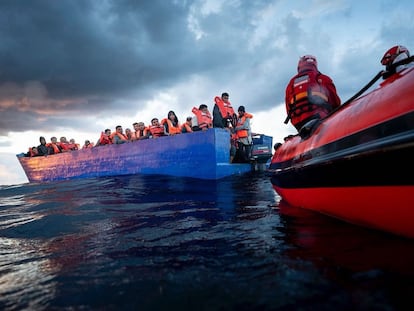 El Aita Mari rescata el pasado octubre en el Mediterráneo, a su paso por Lampedusa, a 105 personas, entre ellas dos menores.