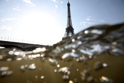 El río Sena con la torre Eiffel al fondo, este martes. La organización de los Juegos de París aplaza la prueba de triatlón olímpico masculino, que debía haberse celebrado este martes, a la espera de que descienda la contaminación que hace que el agua no sea apta para el baño.