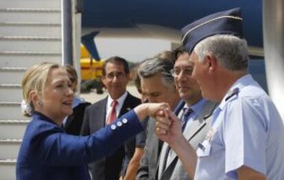 Hillary Clinton saluda al general Luis Miguel Yagüe, jefe de la base de Torrejón.