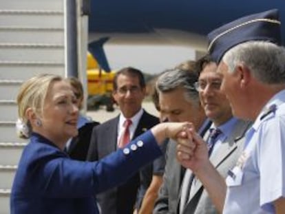 Hillary Clinton saluda al general Luis Miguel Yagüe, jefe de la base de Torrejón.