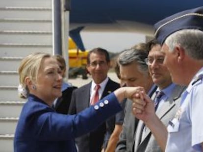 Hillary Clinton saluda al general Luis Miguel Yagüe, jefe de la base de Torrejón.