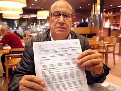 Felipe Rivas muestra sus informes sanitarios.