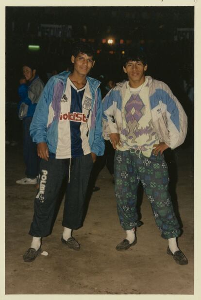 'Sin título', es una de las fotografías de la serie 'Chicha' que el peruano Nicolás Torres realizó entre 1990 y 1994 para documentar la estética y alegría de vivir de la clase obrera del barrio de Carretera Central.