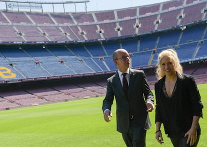 Jordi Cardoner, vicepresidente del Barça, y Shakira, en el césped del Camp Nou.