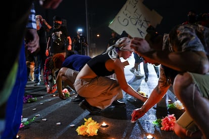 Manifestantes protestan después de que un agente federal de inmigración disparara e hiriera a un hombre, según informaron autoridades municipales, en Austin, Texas, EE. UU., el 20 de septiembre de 2026.