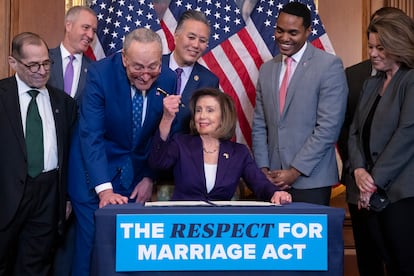 Nancy Pelosi en la firma de la norma para proteger en todo el país los derechos de los matrimonios entre personas del mismo sexo, el 8 de diciembre de 2022.