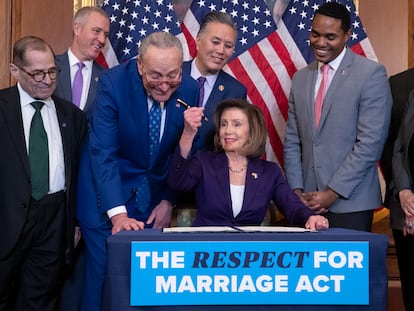 Nancy Pelosi en la firma de la norma para proteger en todo el país los derechos de los matrimonios entre personas del mismo sexo, el 8 de diciembre de 2022.