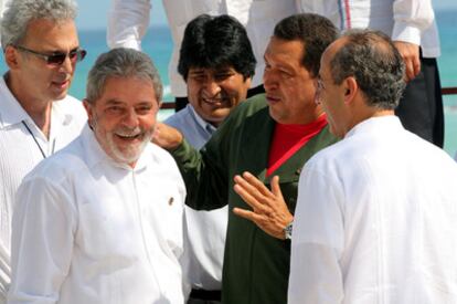 De izquierda a derecha, los presidentes de Brasil, Luiz Inácio Lula da Silva; Bolivia, Evo Morales; Venezuela, Hugo Chávez, y México, Felipe Calderón, el lunes en Playa del Carmen (México), durante la cumbre de países de América Latina y el Caribe.