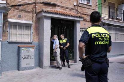 Un policía acompaña a un auxiliar judicial a comunicar un desalojo.