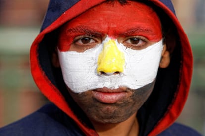 Un muchacho, con la cara pintada con la badera egipcia, defiende la revolución que pretende liberar a Egipto del dictador Hosni Mubarak, junto a una barricada en una de las calles que conducen a la plaza de la Liberación de El Cairo.