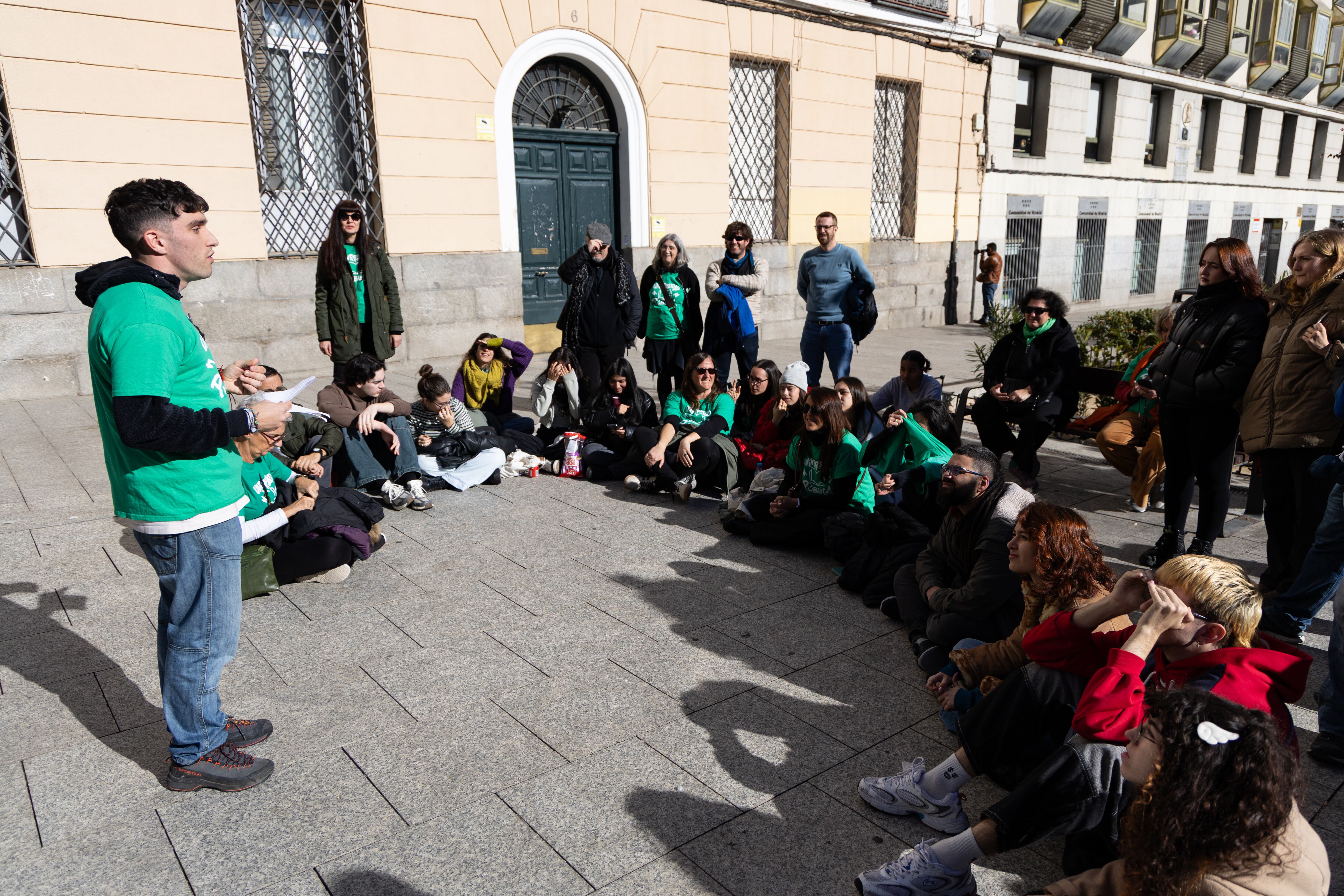 Clase de 'La Uni en la calle', en la plaza de Pedro Zerolo a modo de protesta por los recortes.