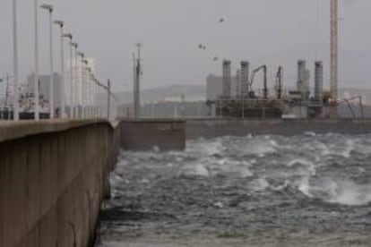 Imagen del estado del mar en el puerto de Algeciras debido al fuerte temporal de levante. EFE/Archivo