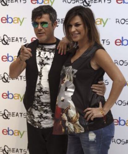 El cantante Alejandro Sanz y su mujer Raquel Perera en la presentación de su primera colección de Rosas&Beats.