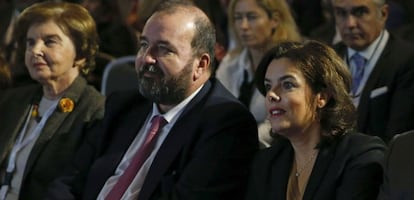 La vicepresidenta, ministra de la Presidencia y para las Administraciones Territoriales, Soraya S&aacute;enz de Santamar&iacute;a (d), acompa&ntilde;ada por el presidente de la AEDE, Jos&eacute; Luis S&aacute;inz.