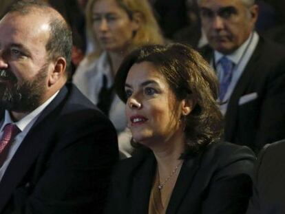 La vicepresidenta, ministra de la Presidencia y para las Administraciones Territoriales, Soraya S&aacute;enz de Santamar&iacute;a (d), acompa&ntilde;ada por el presidente de la AEDE, Jos&eacute; Luis S&aacute;inz.