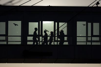 Empleados de la empresa SAP caminan por un puente en la sede la compañía en Walldorf (Alemania).