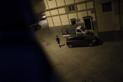 Los migrantes aprovechan las noches para ir a visitar a otras personas en sus casas cuando las calles están vacías. Es un riesgo enorme para muchos debido a los vagabundos. Se trata de jóvenes de la zona que viven en la calle y durante la noche atacan a los transeúntes para robarles. Son muy agresivos, ya que muchos se encuentran bajo el efecto de las drogas (pegamento) y les atracan con cuchillos y machetes. Esto ocurre en los barrios y bosques donde habitan los migrantes. En la foto, Mohamadu sale a buscar un saco de arroz a casa de un paisano en el barrio de Takaddoum, que es uno de los más peligrosos de Rabat. Sus compañeros le vigilan desde la azotea.