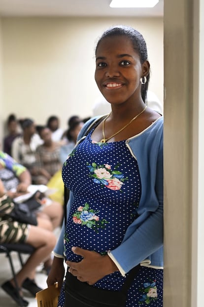 Yesenia Ramírez tiene 22 años y está embarazada de su primer hijo. Está en Hospital Materno Infantil San Lorenzo de la Mina, en Santo Domingo, para comprobar cómo se encuentran ella y el niño. A diferencia de otras chicas que la acompañan en la sala de espera, ella asegura que quiere seguir estudiando porque su madre la ayudará a cuidar del bebé.