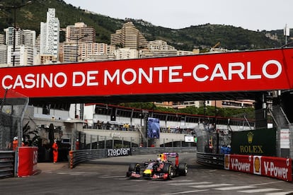 El australiano Daniel Ricciardo pilota en las inmediaciones del Casino de Montecarlo.