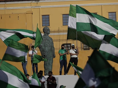 Simpatizantes del expresidente y candidato José María Figueres se reúnen frente a una estatua en honor del padre del candidato, este sábado en San José.
