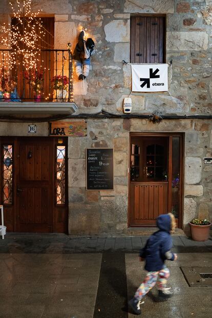 Una bandera, con dos flechas enfrentadas junto a la palabra "etxera" (a casa), nuevo logotipo de los colectivos de presos etarras, en una casa de Otxandio, este sábado. 
