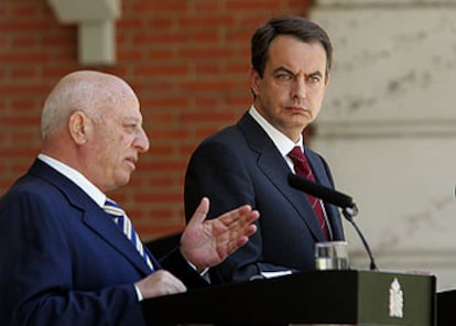 El primer ministro palestino Qurei (izquierda), en La Moncloa con José Luis Rodríguez Zapatero.