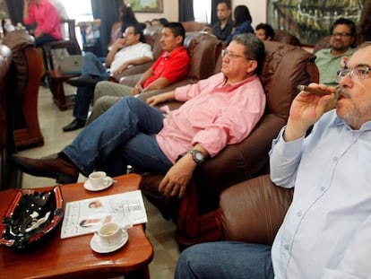 Timochenko, el l&iacute;der de las FARC se fuma un puro mientras espera los resutlados del referendum.