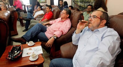 Timochenko, el líder de las FARC se fuma un puro mientras espera los resutlados del referendum.