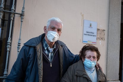 El matrimonio Juan Sánchez y Josefa Gallego, después de ejercer su voto. Votaron que no y que sí, respectivamente.