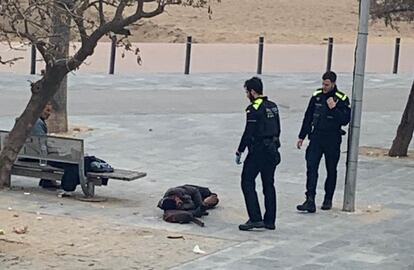 Dos agentes, ante el hombre agredido en la Barceloneta.