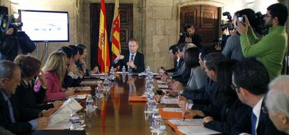 Alberto Fabra, ayer, en la Generalitat con la comisión que prepara el aniversario del Estatut d’Autonomía.