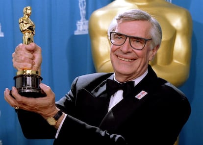 Martin Landau tras lograr el Oscar en 1995 gracias a su interpretación de un decrépito Bela Lugosi en Ed Wood, de Tim Burton.