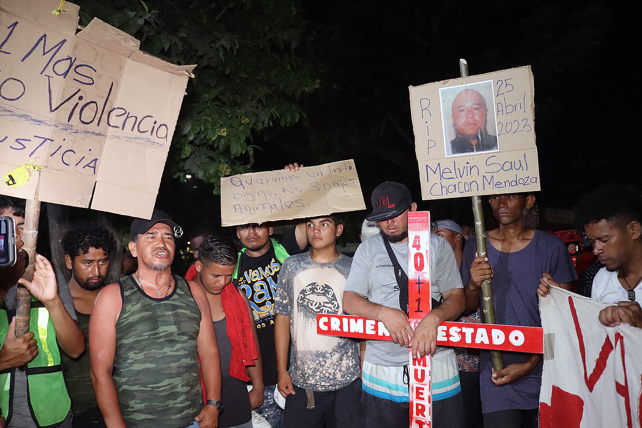 Migrantes protestan por la muerte de uno de sus compañeros, en el municipio chiapaneco de Huixtla, el 26 de abril de 2023.