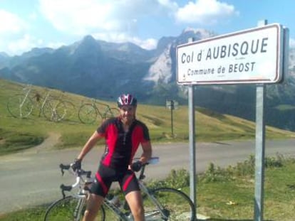 El ciclista Óscar Bautista, tras coronar el Col d´Aubisque.