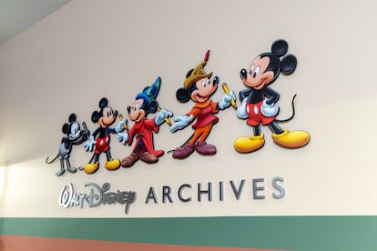 Una imagen de la evolución de Mickey Mouse preside la entrada de los archivos de Walt Disney, en las oficinas centrales de la compañía en Burbank, California.