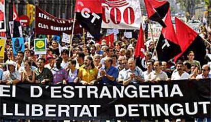 Un grupo de manifestantes en apoyo a los inmigrantes detenidos en Barcelona.