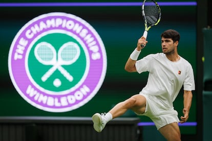 Carlos Alcaraz, durante el entrenamiento del jueves en la central de Wimbledon.