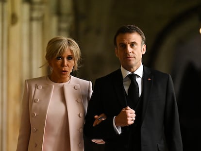 Emmanuel Macron y Brigitte Macron, a su llegada a la coronación del rey Carlos III, el 6 de mayo de 2023 en Londres.