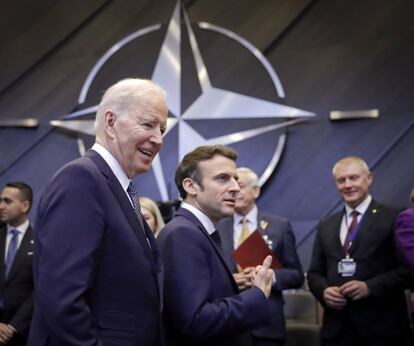 El presidente de Estados Unidos, Joe Biden, junto al francés, Emmanuel Macron, hoy en Bruselas. Los líderes de la OTAN iniciaron este jueves una cumbre extraordinaria para evaluar cómo pueden dar más apoyo a Ucrania para que se defienda de la invasión de Rusia, así como para reforzar el este de la Alianza con cuatro nuevos batallones en Bulgaria, Rumania, Hungría y Eslovaquia.